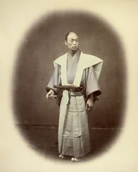 Yakonin japonés en traje de ceremonia