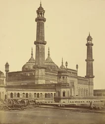 Mezquita Dentro del Emambara de Asaf-ud-Daula, Ahora Usada como Hospital