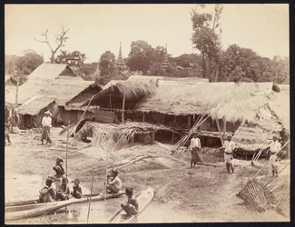 [Aldea nativa a lo largo del río Irrawaddy]