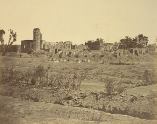 [Ruinas de la Residencia en el lado opuesto de la Puerta de la Guardia Bailee]