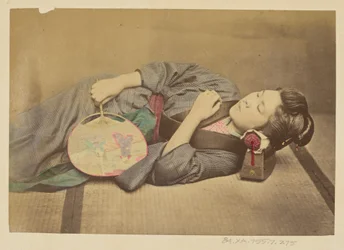 [Mujer japonesa dormida sosteniendo un abanico]