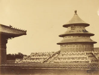 Templo del Cielo desde el lugar donde se queman los sacerdotes en la ciudad china de Pekín. Octubre de 1860