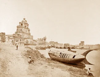 Vista del Palacio Chattar Manzil con el barco del rey en el río Gumti, Lucknow, durante el motín indio, 1858