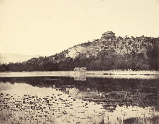 Vista del Palacio de Verano Imperial, Yuen-Ming-Yuen, después del incendio, tomada desde el lago, Pekín, 18 de octubre de 1860