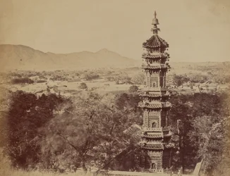 Vista del Palacio de Verano Yuen Min Yuen, Pekín, mostrando la pagoda