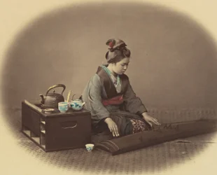 Mujer con juego de té tocando el koto