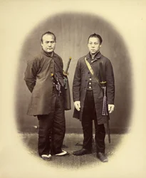 Yakunins con traje semioccidental
