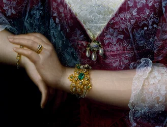 Retrato de Anna Opulich, detalle del colgante y la pulsera