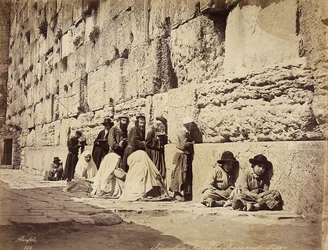Un grupo de israelitas rezando en el Muro de los Lamentos, Jerusalén