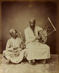 Álbum "Damas y Baalbek": Pareja de músicos sirios fotografiados mientras tocan un instrumento de cuerda
