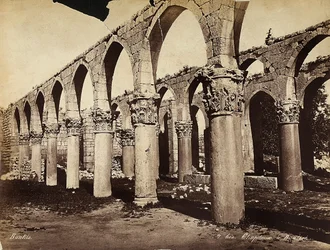 Columnas y arcos en la zona arqueológica de Heliópolis o Baalbek, Líbano