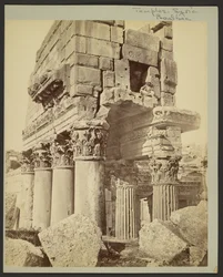 Detalle de los capiteles del pronaos de Baalbek