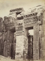 Entrada al Templo de Júpiter o Templo del Sol, en la zona arqueológica de Heliópolis o Baalbek, antigua ciudad siria, ahora Líbano
