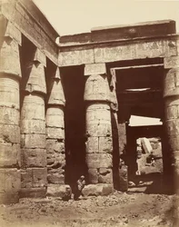 Interior del primer patio del templo de Ramsés III en Karnak [Tebas]