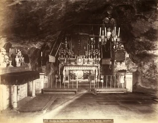 Interior de la Gruta de la Agonía, o Basílica de la Agonía, actualmente llamada Iglesia de Todas las Naciones, en Jerusalén. Según la tradición, Jesús pasó aquí sus últimos momentos antes de ser arrestado