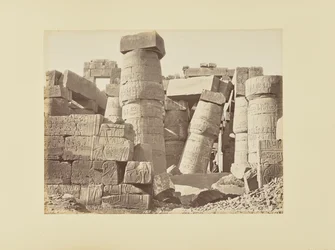 Karnak. Ruinas de la sala hipóstila, vista del interior, Egipto