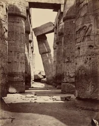 Columna inclinada, en el interior de la sala hipóstila
