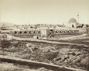 Vista panorámica de una zona poblada con una mezquita, en Israel