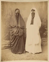 [Retrato de dos mujeres con atuendo de Oriente Medio]