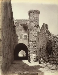 La Torre Antonia en Jerusalén. Algunos hombres descansan cerca de las murallas