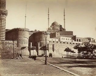 La Puerta Bab el-Azab de la Ciudadela, con la Mezquita de Muhammad Ali al fondo, en El Cairo, Egipto