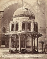 La fuente de abluciones, en la Mezquita del Sultán Hassan, en El Cairo, Egipto