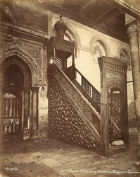El minbar, silla de madera antigua, alojada en la Mezquita de Ibn Tulun en El Cairo, Egipto
