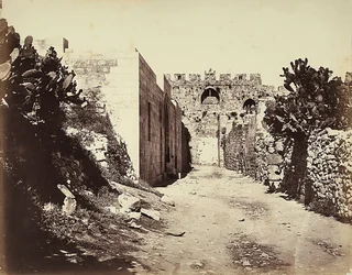 Vista de una sección de las murallas de la ciudad y la casa de Santa Ana, en Jerusalén