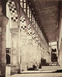 Vista de la columnata en la Gran Mezquita Omeya, en Damasco, Siria. Originalmente un templo para los arameos, luego una basílica cristiana, eventualmente se convirtió en una mezquita que permitió a los cristianos continuar usando un ala de la estructura pa