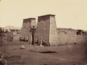 Vista general del templo de Ramsés III, Karnak, Tebas