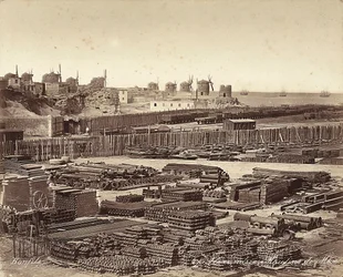Patio para materiales de construcción, molinos de viento en el fondo, en Alejandría, Egipto