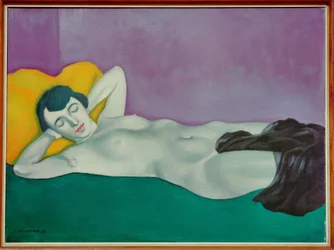 Mujer dormida sobre alfombra verde