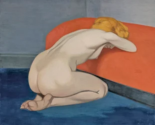 Mujer desnuda arrodillada frente a un sofá rojo