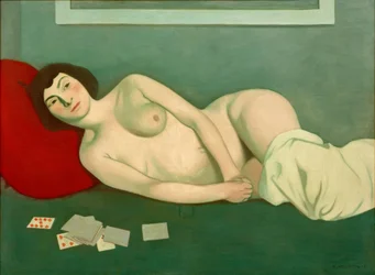 Mujer desnuda recostada con cartas azules