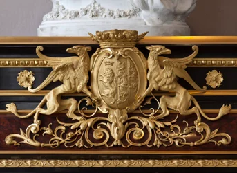 (detalle) de una pieza de mobiliario decora el escudo de armas de la familia Brignole Sale por el ebanista Guillaume Grohe (1808-1885) después de un dibujo de Felix Duban (1798-1870). Apartamentos de Maria Brignole Sale De Ferrari, Duquesa de Galliera (181