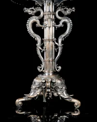 Un acuario y pedestal de bronce plateado 