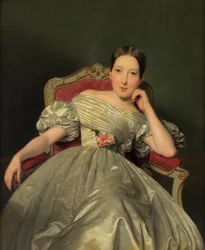 Niña sentada con un vestido blanco de satén