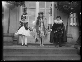 Hijos de Ferdinand mancha en traje de mujer