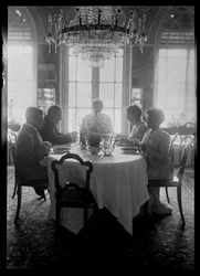 La familia Mautner comiendo