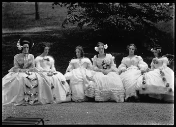 Mujeres jóvenes en una fiesta en el jardín de la casa Wittgenstein