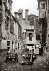 Un patio rodeado de edificios en Venecia, c.1880