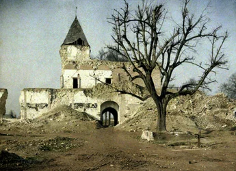 Castillo gravemente dañado y el árbol donde Napoleón III descansó una vez, Ham, Somme, Francia, 1917