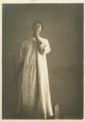 Mujer en camisa, mano delante de la boca