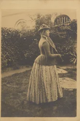 Mujer con raqueta, en un jardín