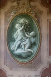 Medallón en trampantojo con puttos y flores, grisalla, fresco, capilla de San Huberto, Residencia de caza, de Filippo Juvarra (1678-1736), Stupinigi, Piamonte, Italia.