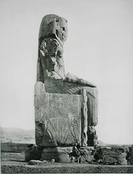 Estatua colosal, Templo de Amenhotep III (c.1417-1379 a.C.) Tebas, publicado c.1900