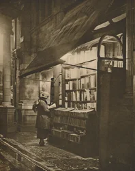 Noche de invierno húmeda y un amante de los libros en Bloomsbury