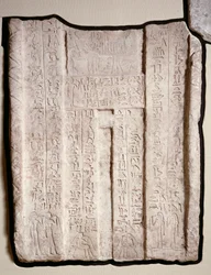 Falsa puerta de la tumba de Hemi-Re, sacerdotisa de Hathor (caliza con pigmento)