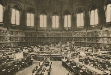 Sala de Lectura de la Gran Biblioteca del Museo Británico vista desde la Entrada, c1935