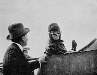 Miss Trehawke-Davies en el asiento del pasajero de uno de sus monoplanos Bleriot, 1913